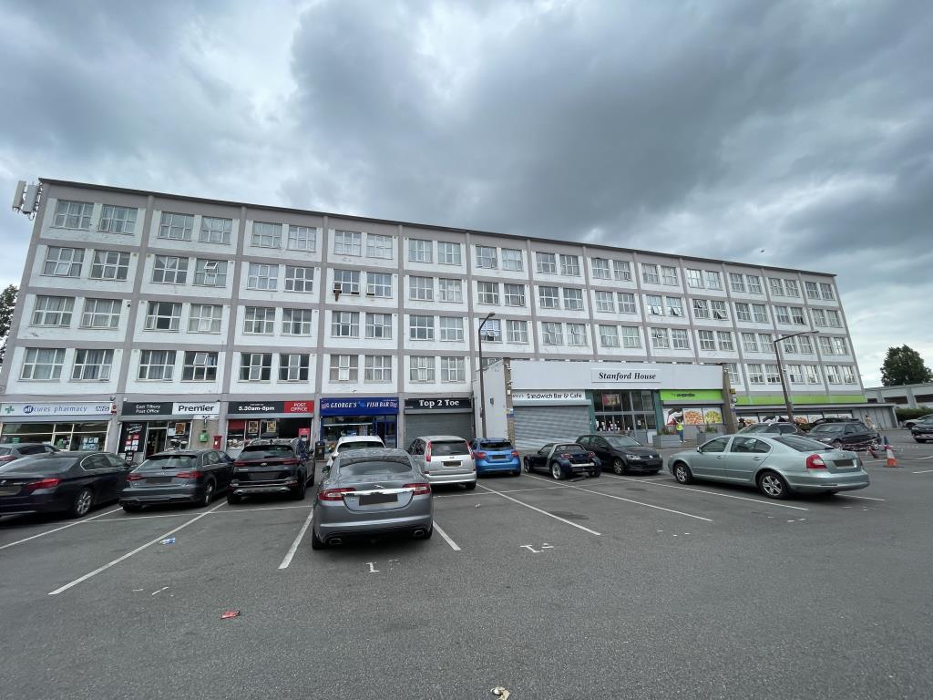 Lot: 149 - TOP FLOOR FLAT FOR INVESTMENT OR OWNER-OCCUPATION - outside image of front of block in general from car park